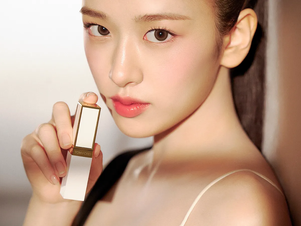 安俞真示範TOM FORD全新「太陽親吻彩妝系列」。品牌提供