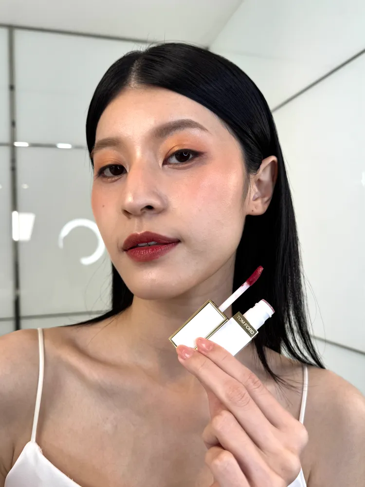 TOM FORD太陽親吻潤色光感唇釉#11，1400元。張家玲攝