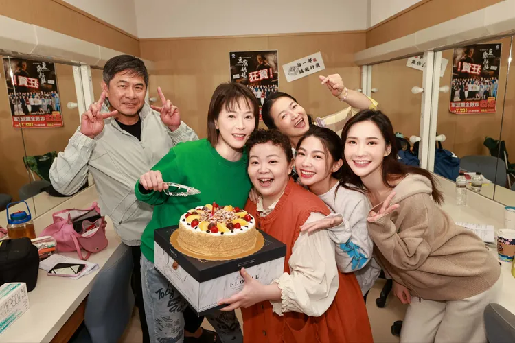洪都拉斯、謝瓊煖、曾智希、宮美樂、徐千京開心幫蘇晏霈一起慶生。民視提