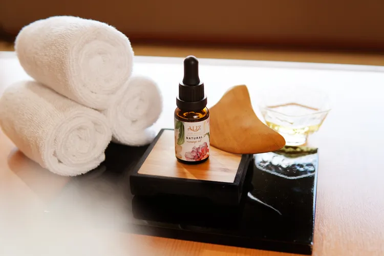 「尋香入脈」專屬禮盒，內含植物護理油與手工肖楠木撥筋器具。日勝生加賀屋提供