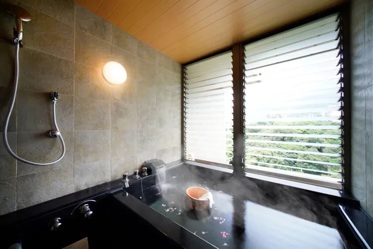 浸浴白磺美人湯促進循環，舒解春日倦怠感。日勝生加賀屋提供