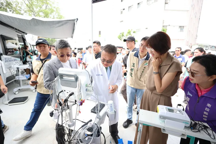 東華醫院副院長蘇俊郎向南投縣長許淑華簡報醫療車配備。民眾提供