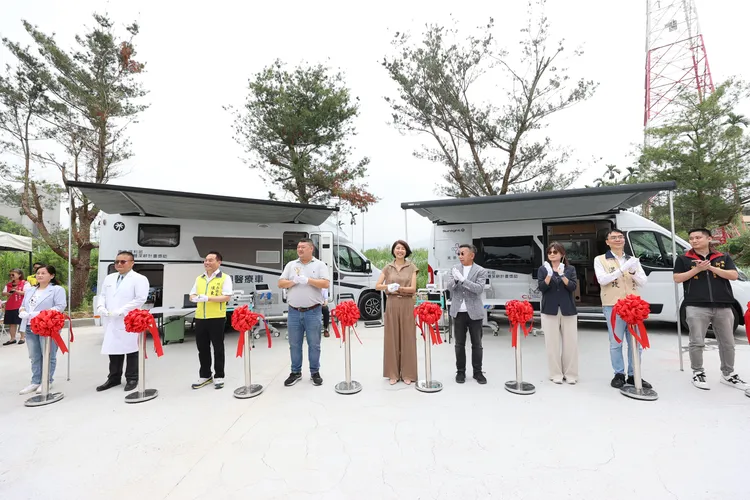 東華醫院昨舉行偏鄉醫療巡迴車啟用議式，縣長許淑華、立委游顥等人到場剪綵。民眾提供