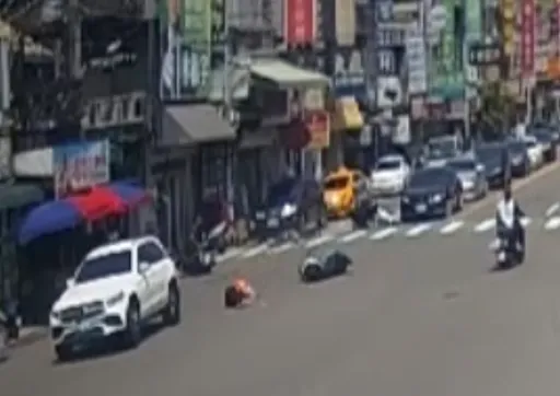 台中轎車疑暴衝連撞5車　女騎士被撞飛命危