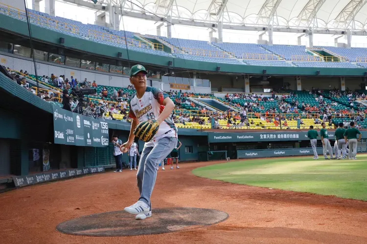 興連城連續贊助台鋼雄鷹3年，明年將轉往贊助基層棒球。葉家銘攝