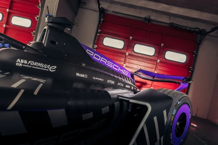 975 RSE首度大幅導入高下壓力設計，整體下壓力較GEN3 Evo最多提升150%。原廠照片