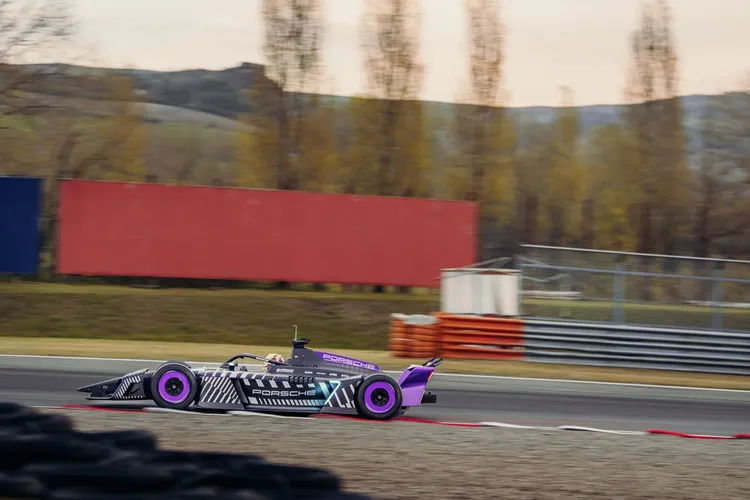 新車導入高下壓力空力設計與四輪驅動架構，極速預估可達335km/h。原廠照片