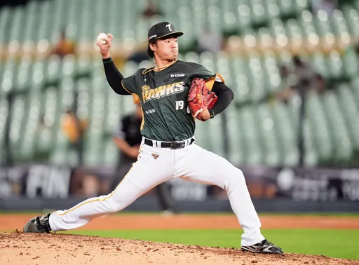 台鋼雄鷹並列首位！施子謙「投1球」就勝投　隊史第一人