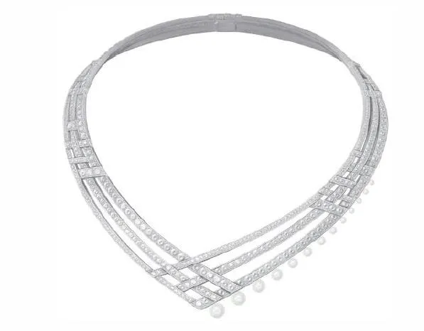 柴崎幸佩戴的Chaumet en Scène系列的Mélodie項鍊與Voltige耳環。品牌提供