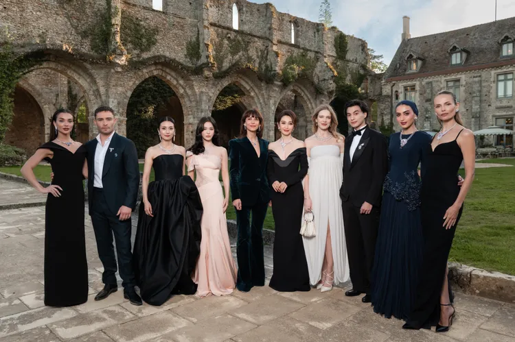 柴崎幸（左3）、宋慧喬（左4）、李冰冰（右5）在Chaumet珠寶展上同框。品牌提供