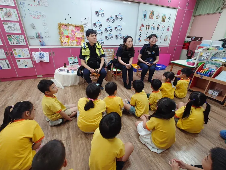 警員校園及交通安全宣導。桃園警分局提供