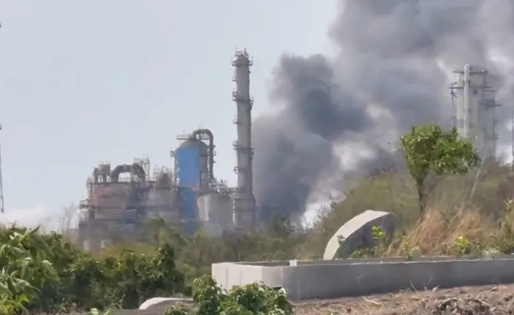 高雄中油大林廠起火，濃煙直竄天際，數公里外清晰可見。網友ld_8240授權提供