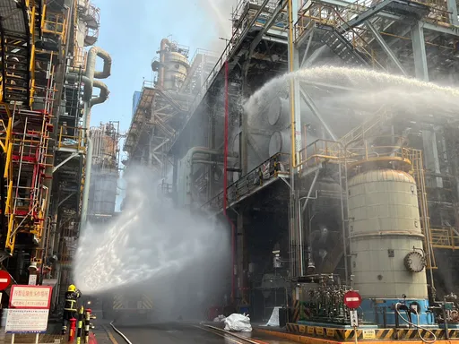 高雄中油大林廠起火濃煙猛竄！　空品拉警報這幾區民眾要注意