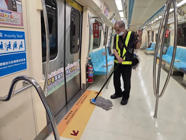 台北捷運狗狗列車活動結束後進行清消。北捷提供