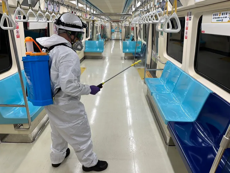 台北捷運狗狗列車活動結束後進行清消。北捷提供