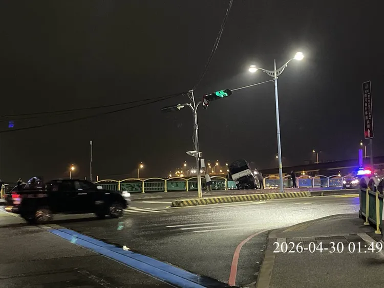 小貨車衝進立元一橋人行道撞上護欄。民眾提供
