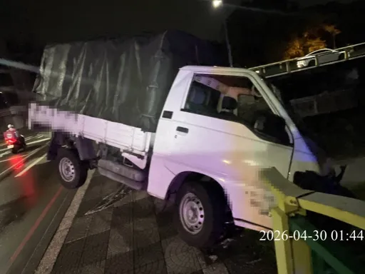 台中小貨車衝撞橋梁護欄　36歲男酒測值超標移送法辦