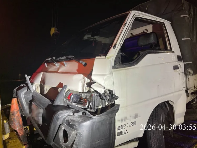 小貨車車頭受損。民眾提供