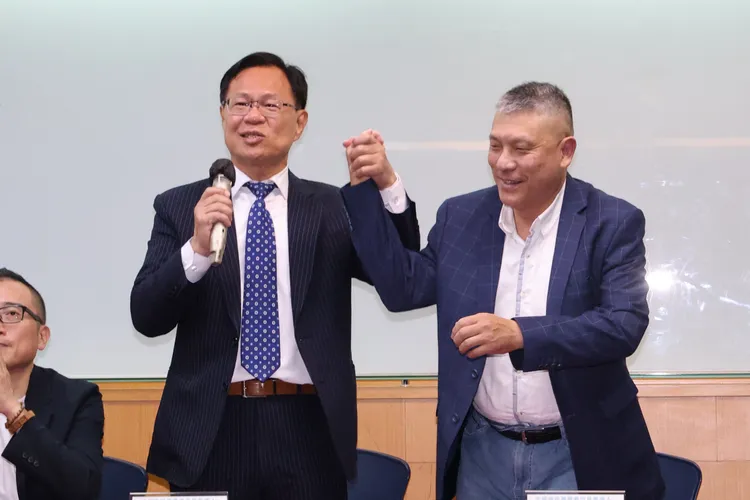 張啓楷（左）與翁壽良（右）在民調揭曉後肩並肩現身，雙方展現君子之爭風度。莊宗達攝