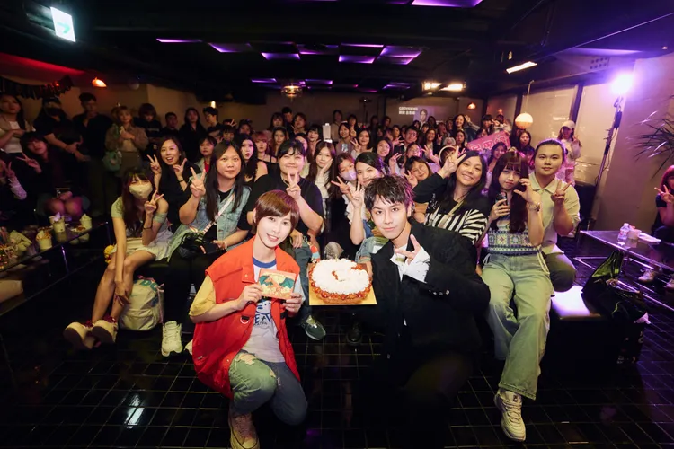 鼓鼓（右）與同為金牛座的魏嘉瑩一起分享蛋糕。相信音樂提供