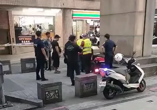 朋友相約「練武功」比劃！奈何拳腳無眼　街頭上演鐵公雞