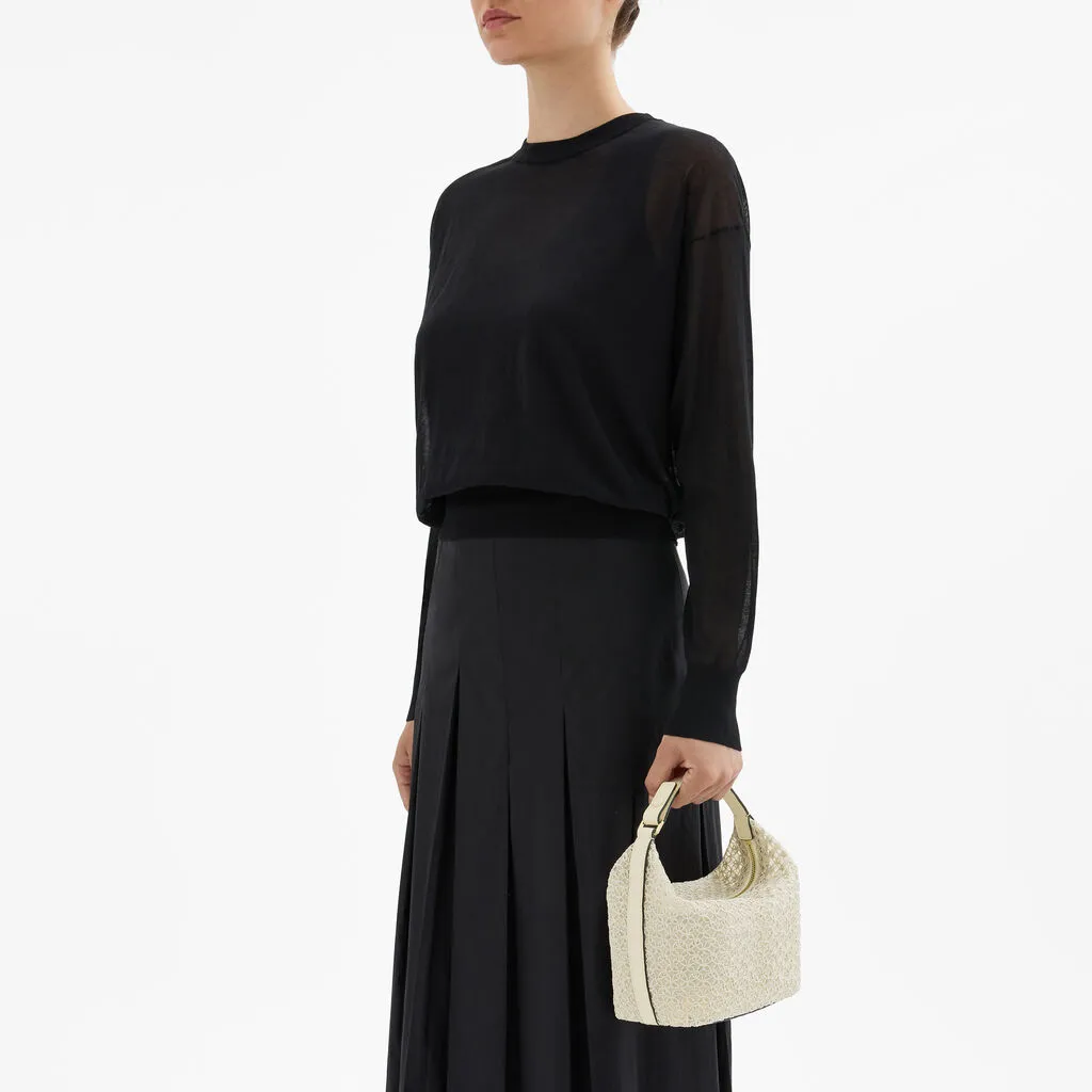 Valextra全新Mochi Merletto蕾絲工藝包款以更柔軟姿態展現當代輕盈觸感。品牌提供