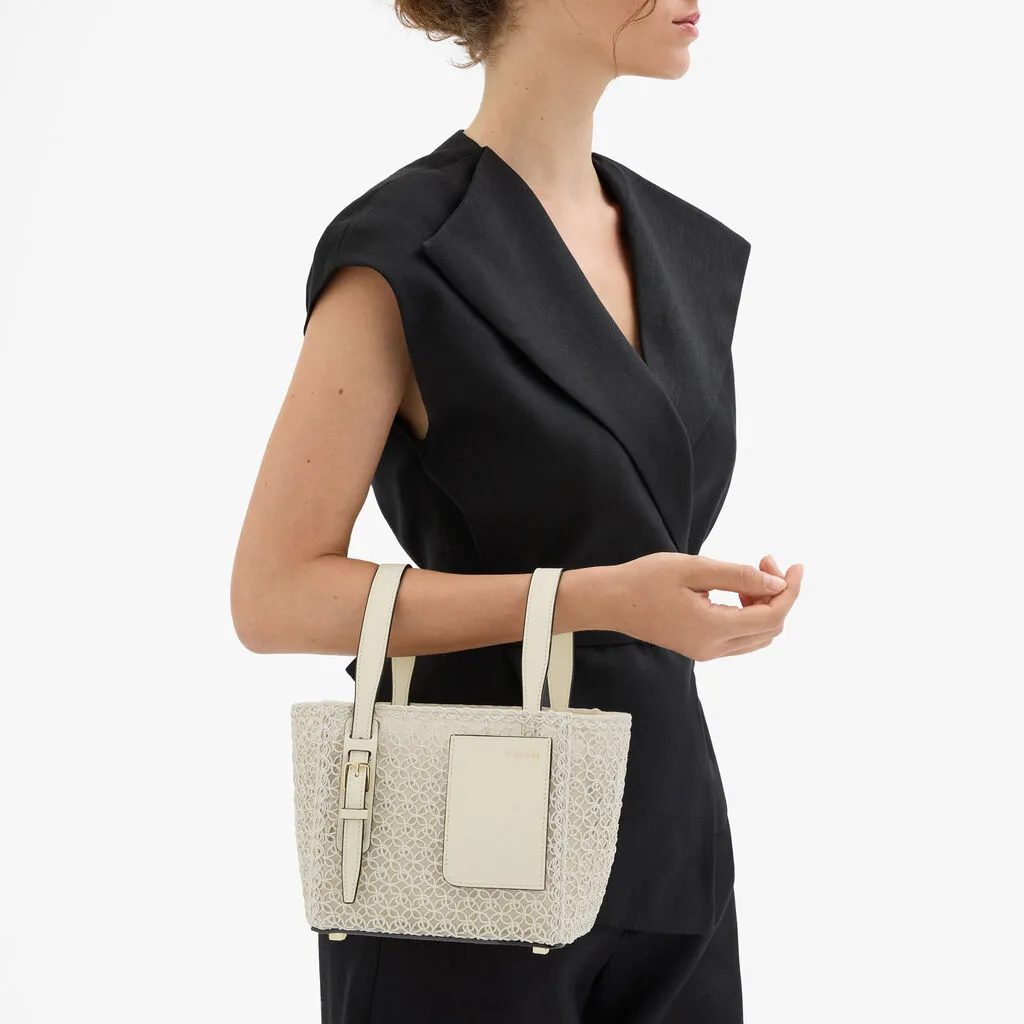 Valextra全新Soft Bucket蕾絲工藝包款以立體結構勾勒春夏輕盈姿態。品牌提估