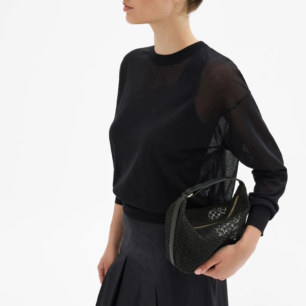 Valextra全新Mochi Merletto蕾絲工藝包款以更柔軟姿態展現當代輕盈觸感。品牌提供