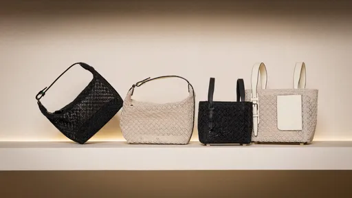 Valextra春夏新推蕾絲工藝包　經典包型行走間充滿通透感