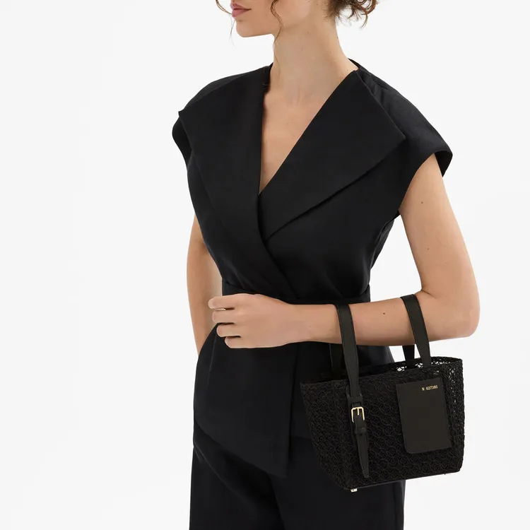 Valextra全新Soft Bucket蕾絲工藝包款以立體結構勾勒春夏輕盈姿態。品牌提估