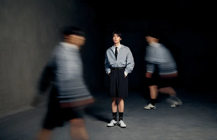 許光漢以格紋外套搭配白襯衫、五分褲，穿出帶點乖乖牌的學院潮流風格。品牌提供