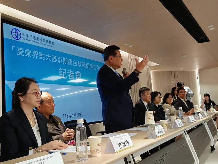 中國大陸國台辦4月12日宣布「10項惠台措施」，商總許舒博今率旅行、旅館、食品、糕餅、遊覽車、蔬果輸出等產業代表召開「落地才是真惠台」記者會。許麗珍攝