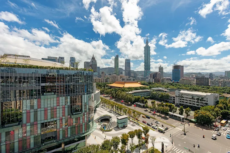 台北大巨蛋商圈囊括商務生活機能，位居第一排的國聯大飯店坐擁核心地利且鬧中取靜，距離捷運國父紀念館步行1分鐘內即可抵達，前往南港展覽館、台北世貿中心等國際商務節點皆便捷順暢，適宜參展、發表會或產業交流的商務人士入住。國聯大飯店提供