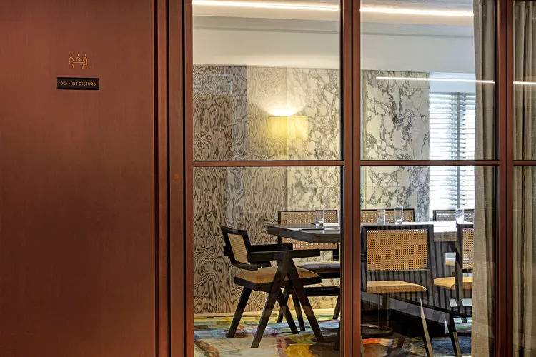 國聯大飯店「商務菁英住房專案」提供貴賓免費使用會議室1小時，即便身在飯店也能從容的處理重要公務或舉行小型洽談，具體提升差旅的辦公效率。國聯大飯店提供