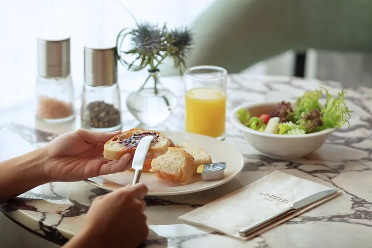 國聯大飯店「商務菁英住房專案」贈Slate ‧ 板石自助式早餐一客，讓商旅人士在晨光中用均衡美味的buffet補給元氣，展開一日的行程。國聯大飯店提供