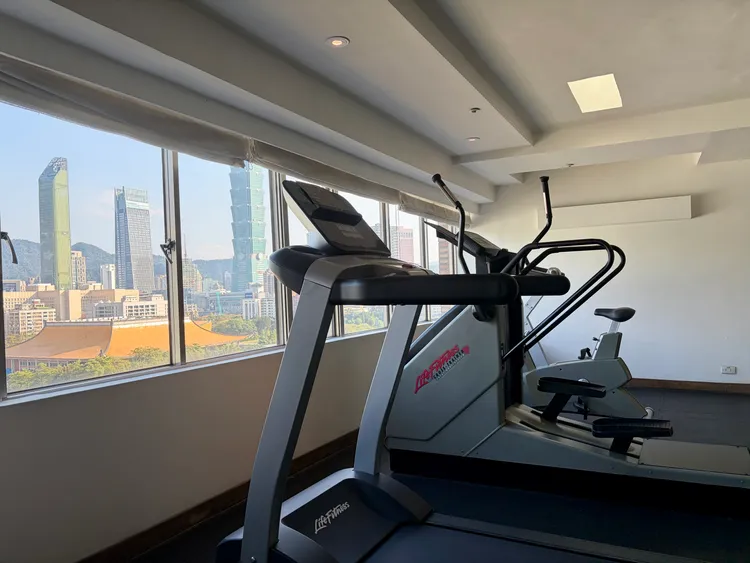 	「商務菁英住房專案」住客住宿期間可免費使用健身房。國聯大飯店提供