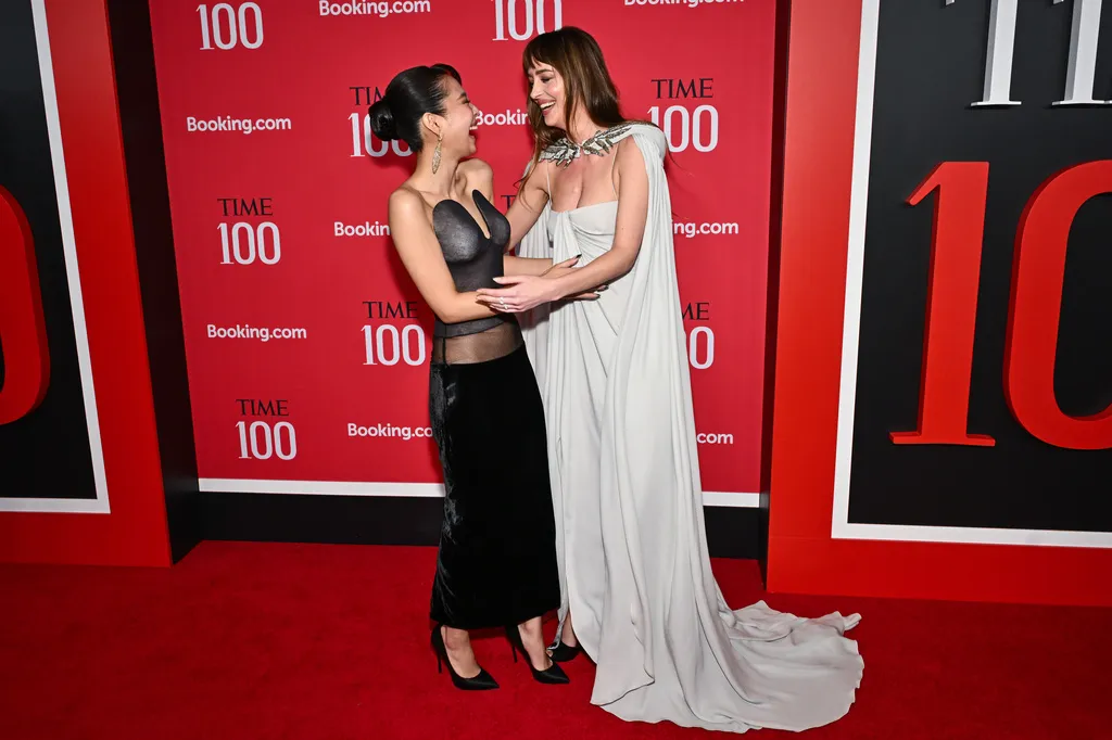 Jennie（左）和Dakota Johnson（右）。美聯社