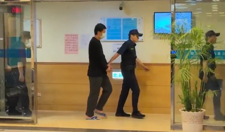 陳韋傑今天被押解到智慧商業法院聽判。張欽攝