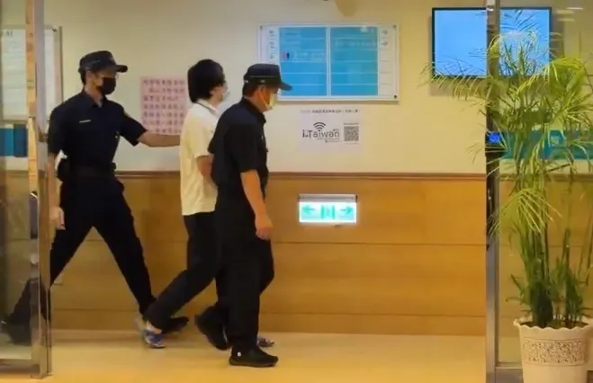 陳力銘今天穿著白色囚服被押解到智慧商業法院聽判。張欽攝