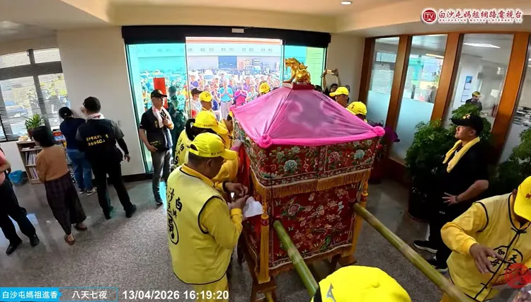 白沙屯媽祖鑾轎首夜駐駕台中市清水區笠毅公司。翻攝「白沙屯媽祖網路電視台」