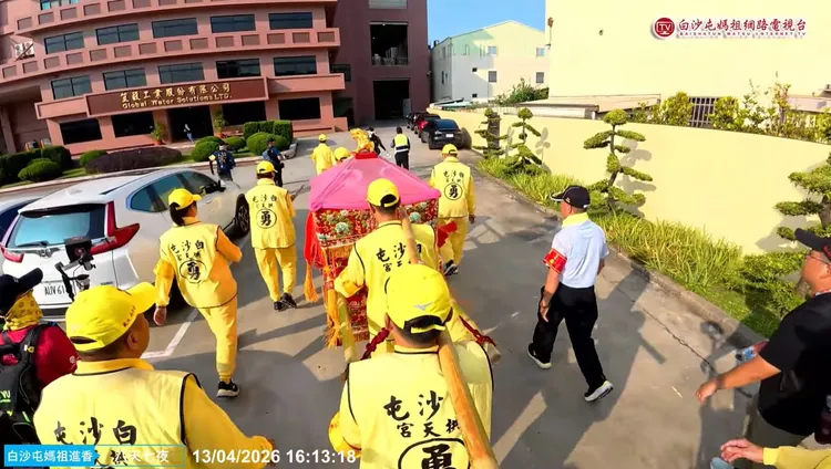 粉紅超跑開往笠毅公司行政大樓。翻攝「白沙屯媽祖網路電視台」