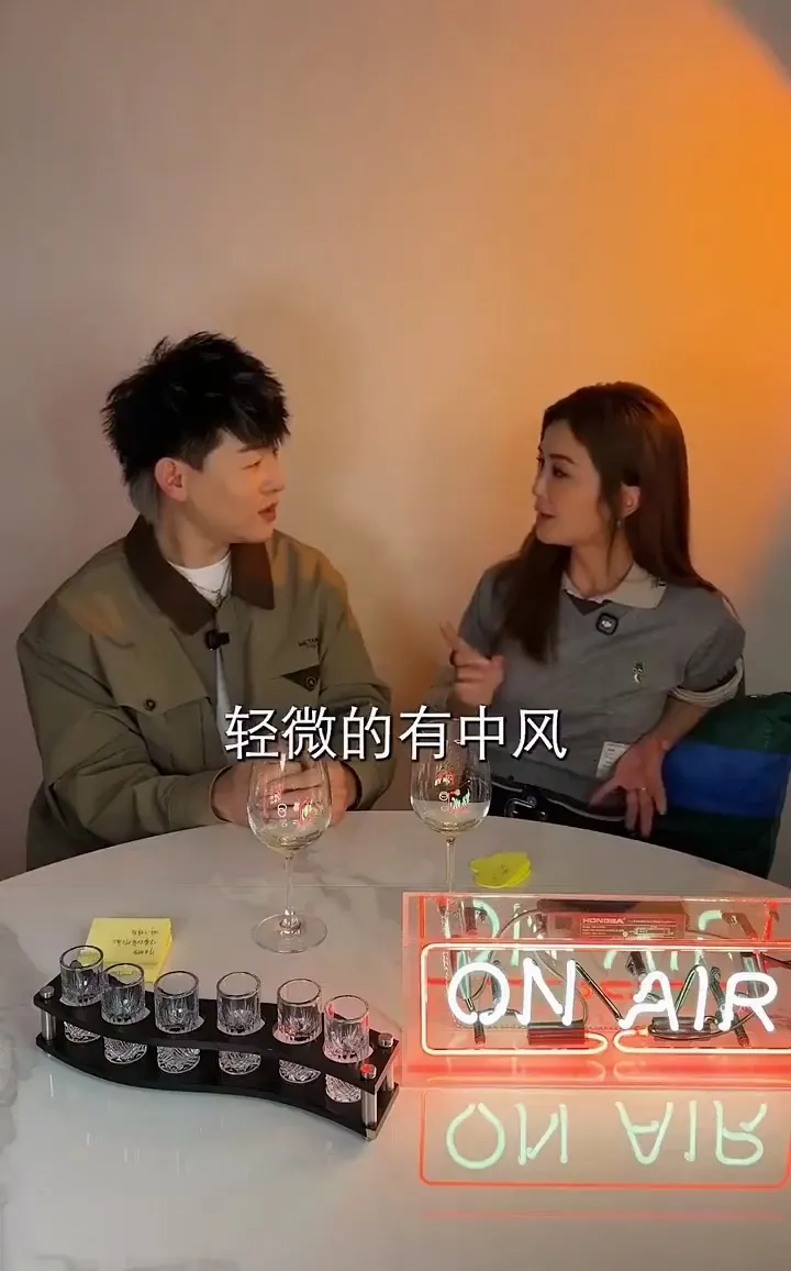 阿Sa（右）和胡彥斌對談時，透露曾被名醫推測可能輕微中風過。翻攝微博