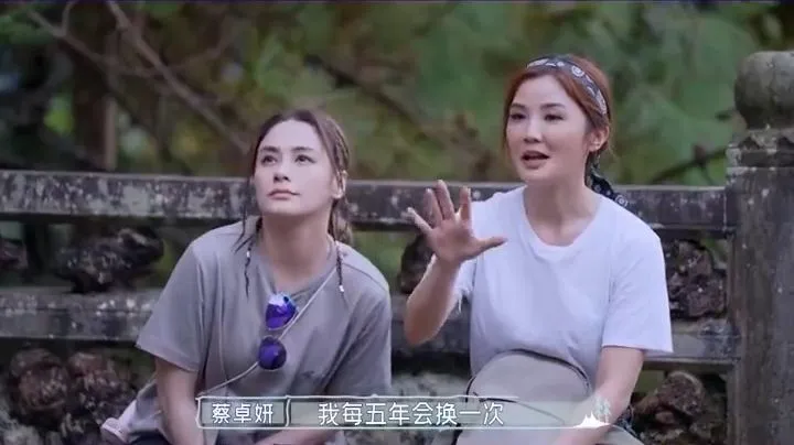 阿Sa（右）說已挑好表情開心的遺照，每5年會換照片。翻攝微博