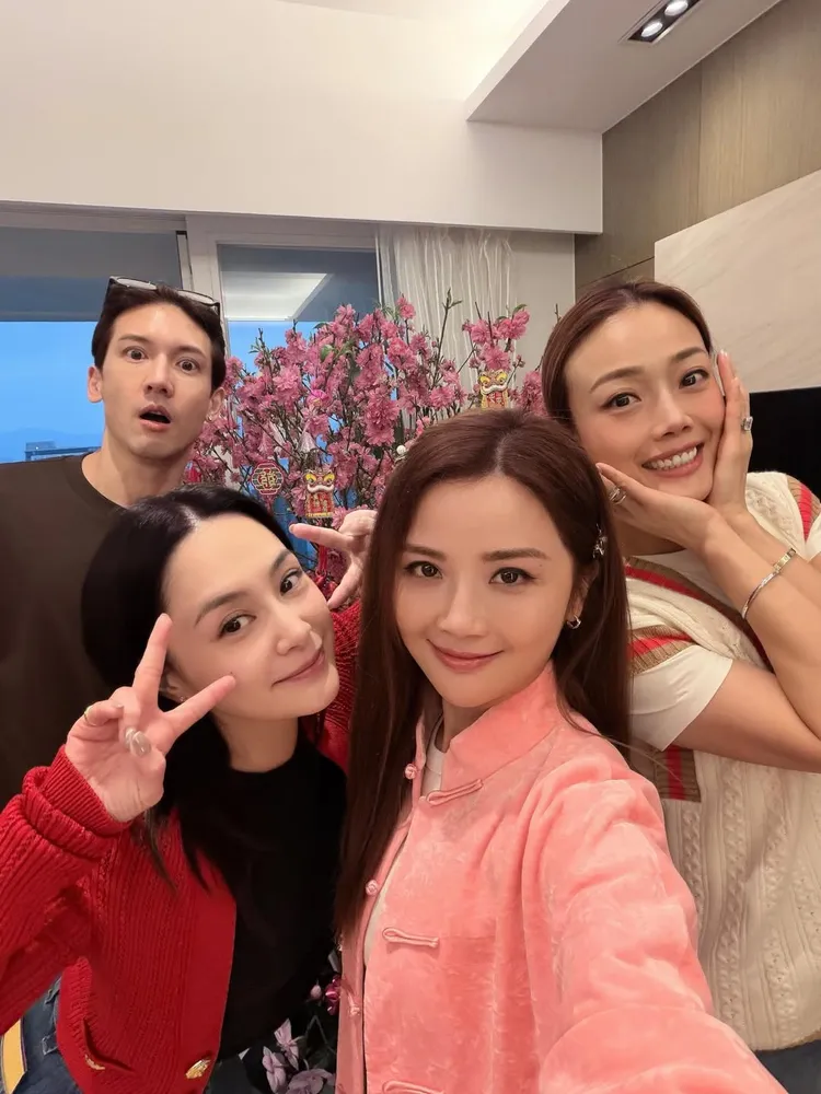 阿Sa（右二）被爆已於泰國舉行婚禮，好友容祖兒（右）、關智斌（左）到場祝賀，阿嬌開心催她快點生寶寶。翻攝阿Sa IG