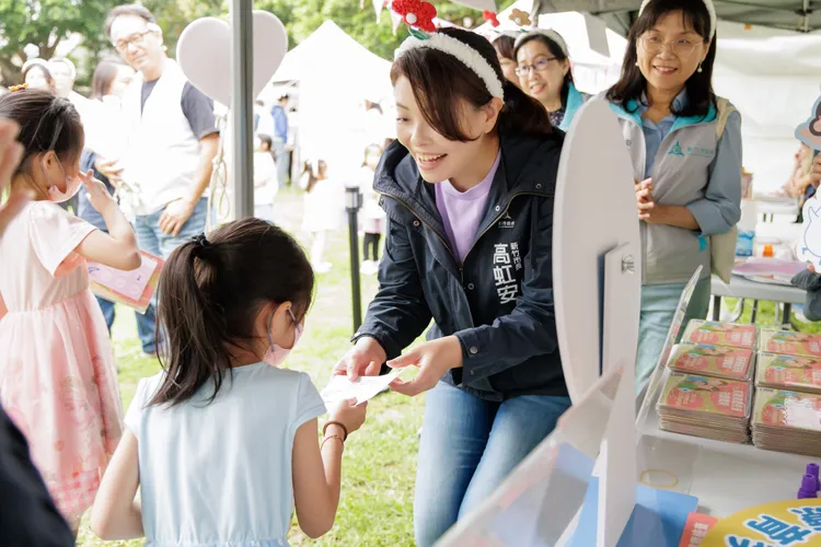 高虹安與小朋友同樂。新竹市府提供