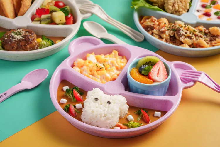 主廚特製兒童餐包括咖哩飯佐滑蛋與水果奶酪，華麗又好吃。業者提供