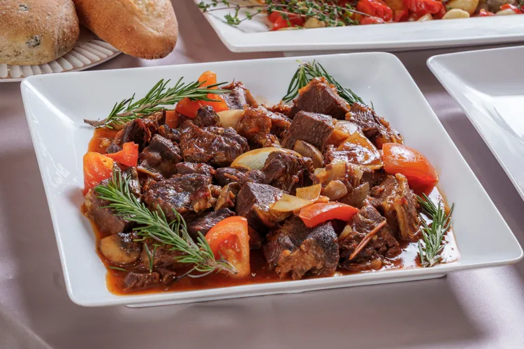 斯洛伐克辣燉牛頰經長時間慢火燉煮，肉質軟嫩。業者提供