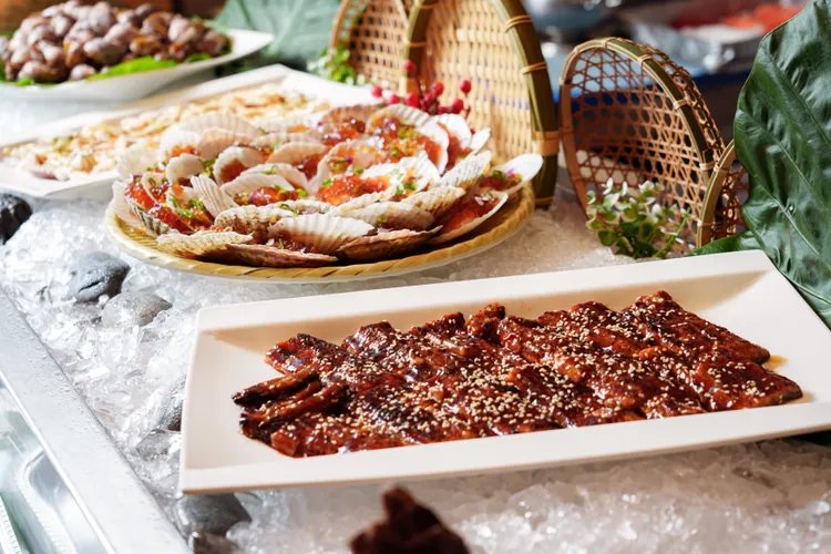 繽紛鮮蔬與精緻冷盤整齊鋪陳，宛如一場春日餐桌風景，讓每一次取餐都成為味蕾的探索。業者提供