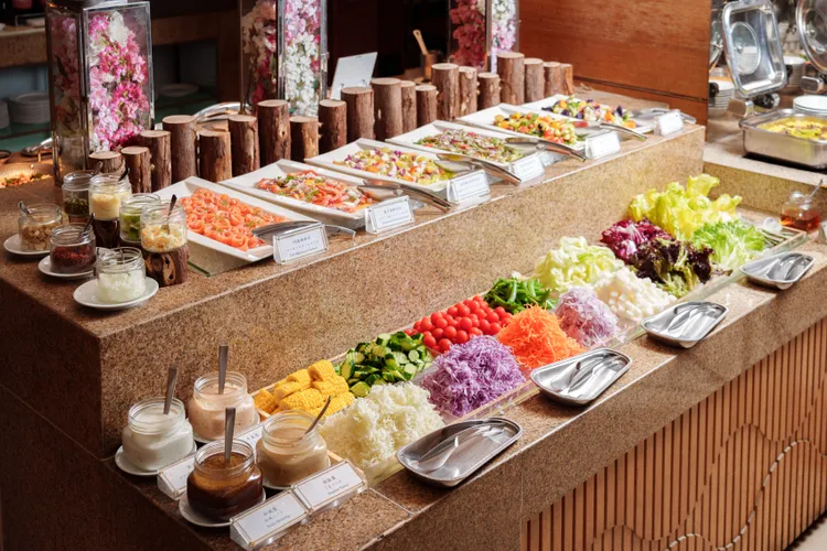 以當季蔬果及廚手作冷盤打造的豐盛沙拉吧，層層堆疊色彩與風味，呈現視覺與味覺兼具的餐桌藝術。業者提供