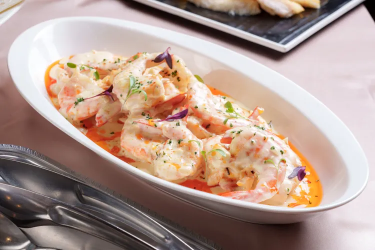 法式紅油白醬燉蝦口感濃郁滑順。業者提供